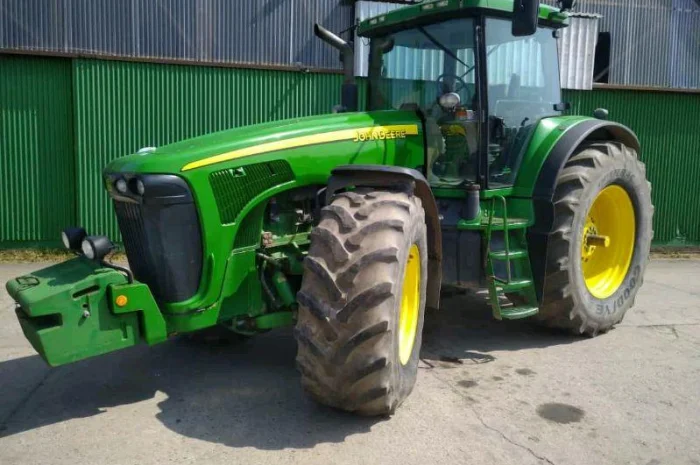 Трактор колісний John Deere 8220- фото № 1