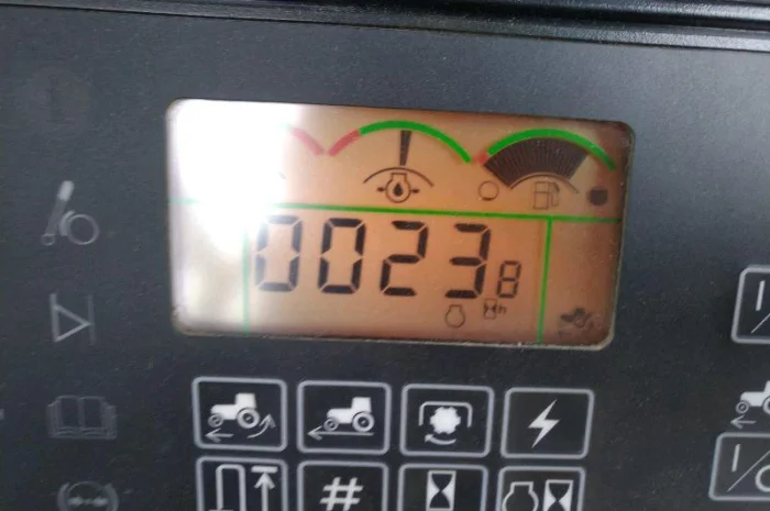 Трактор колісний John Deere 8220- фото № 4