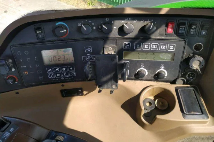 Трактор колісний John Deere 8220- фото № 6