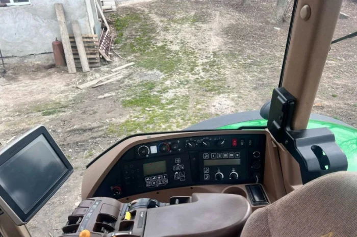 Трактор колісний John Deere 8520- фото № 9