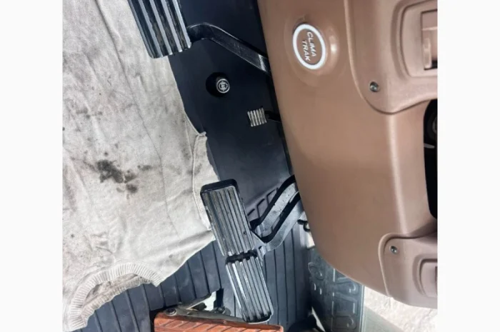 Трактор колісний John Deere 8520- фото № 8