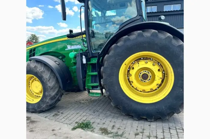 Колісний трактор John Deere 8370R- фото № 3