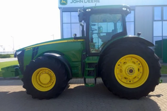 Трактор John Deere 8335R (2012)- фото № 1