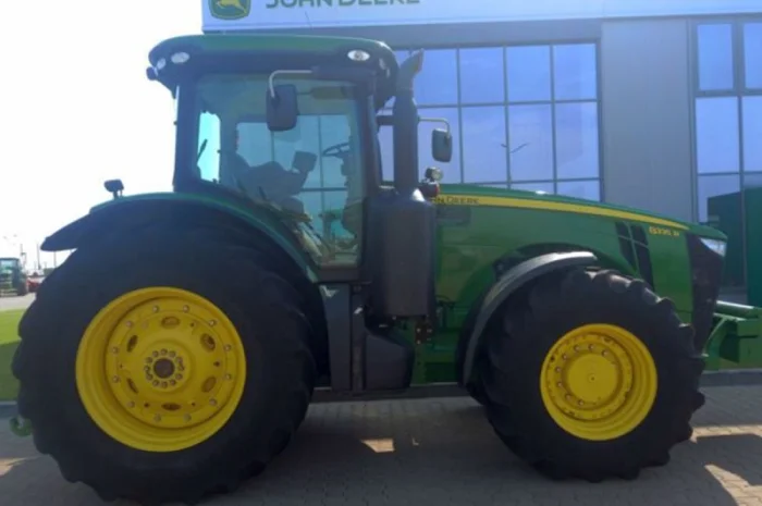 Трактор John Deere 8335R (2012)- фото № 4