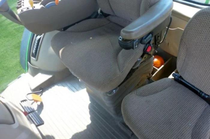 Трактор John Deere 8335R (2012)- фото № 5