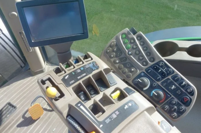 Трактор John Deere 8335R (2012)- фото № 6