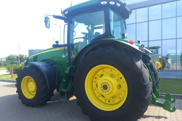 Трактор John Deere 8335R (2012)- фото № 7