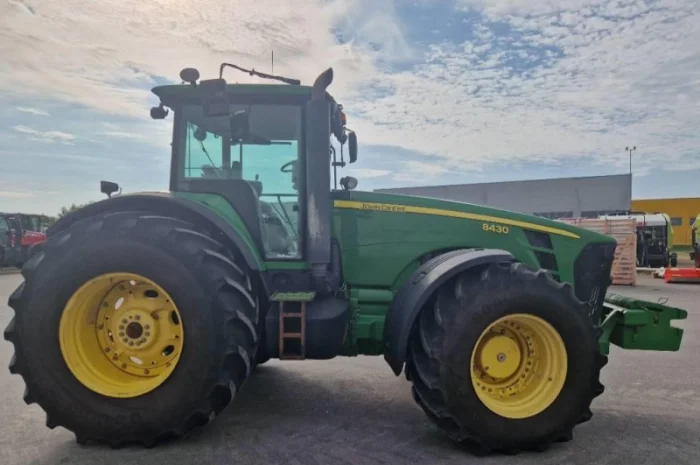 Трактор John Deere 8430 (2007)- фото № 2