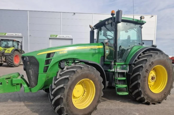 Трактор John Deere 8430 (2007)- фото № 4