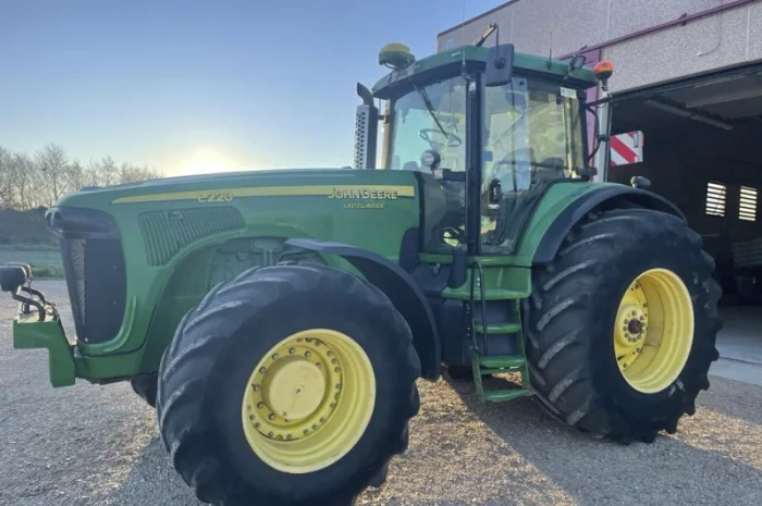 Трактор John Deere 8220 (2005)- фото № 1