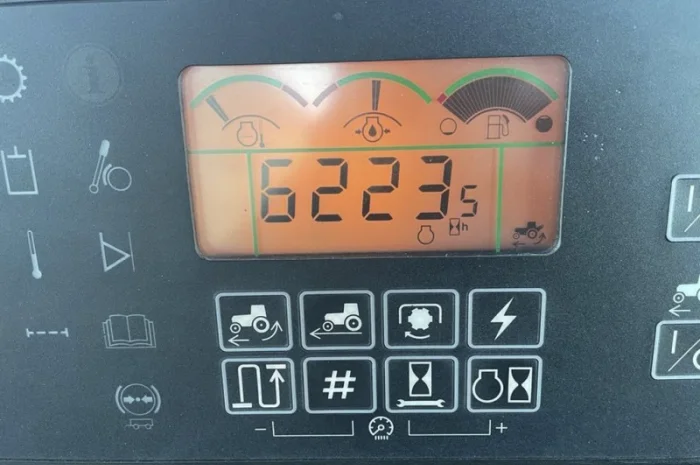 Трактор John Deere 8220 (2005)- фото № 6