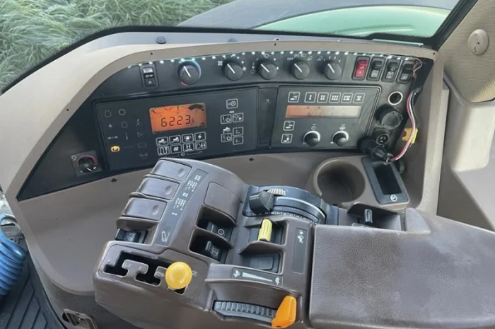 Трактор John Deere 8220 (2005)- фото № 7