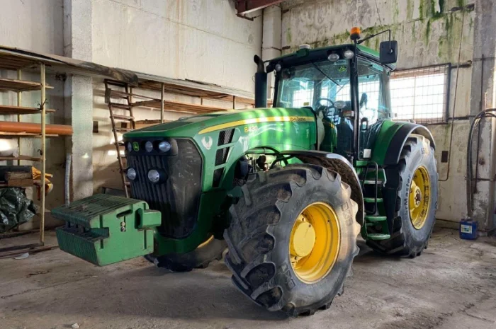Трактор John Deere 8430 (2009)- фото № 1