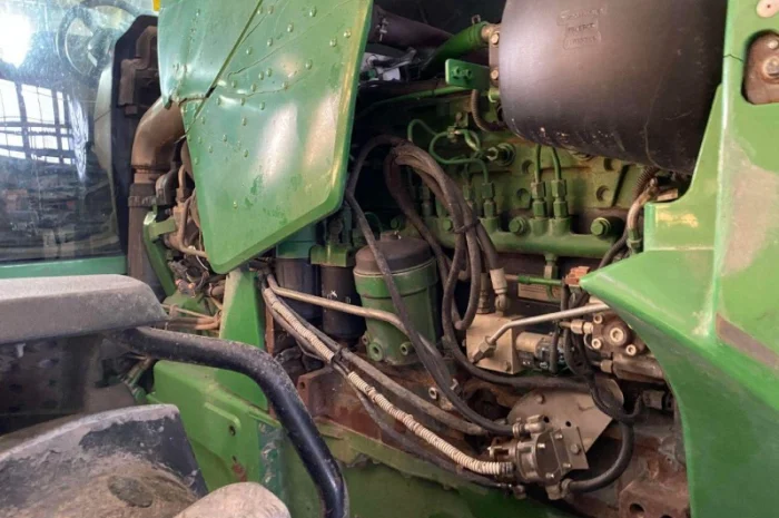 Трактор John Deere 8430 (2009)- фото № 11