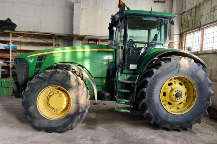 Трактор John Deere 8430 (2009)- фото № 19