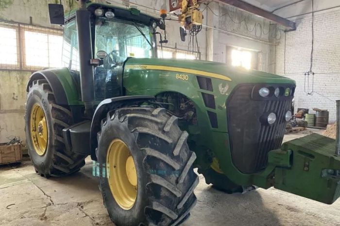 Трактор John Deere 8430 (2009)- фото № 16