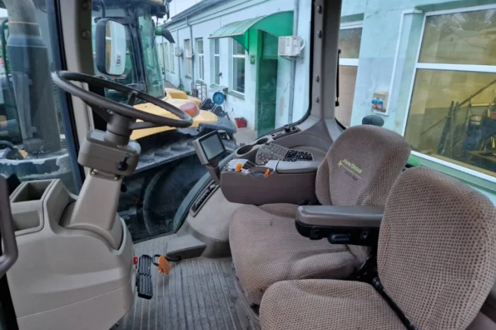 Трактор John Deere 8335R (2013) - PowerShift- фото № 10