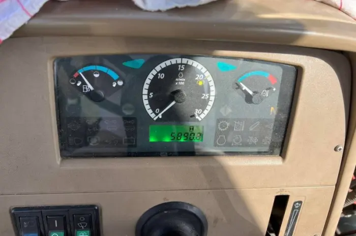 Трактор John Deere 6110B- фото № 6