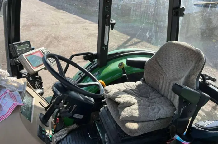 Трактор John Deere 6110B- фото № 7