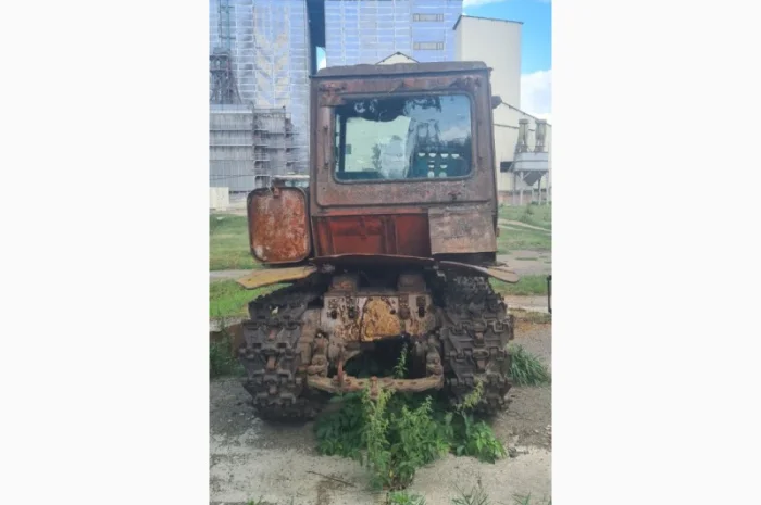 Продам на запчастини гусеничний трактор ДТ-75- фото № 1