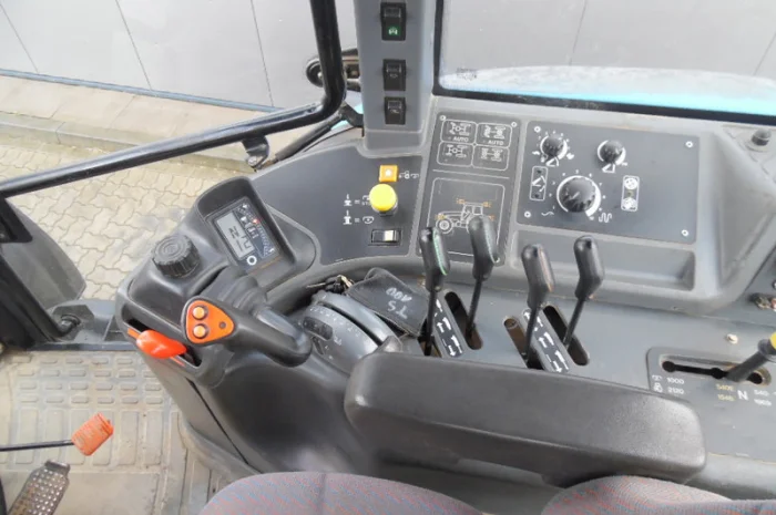 Трактор New Holland TM 150 2001 года- фото № 8