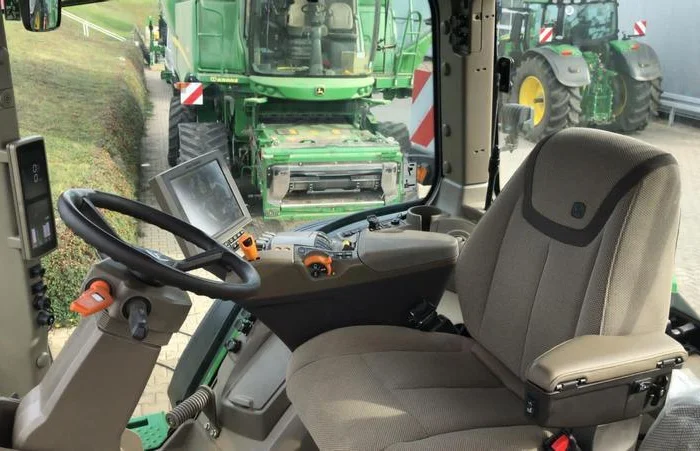 Трактор John Deere 8R370- фото № 6