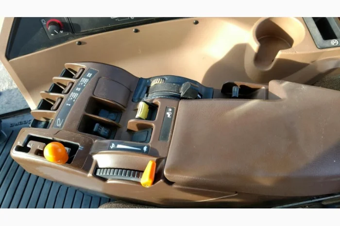 7000 м.ч. 2005 г трактор John Deere 8520 (335 л.с.) из США б/у купить- фото № 4