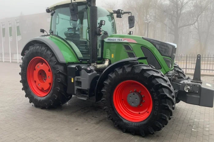 Трактор колесный Fendt Vario 724- фото № 1