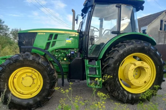 Трактор John Deere 6135B- фото № 1