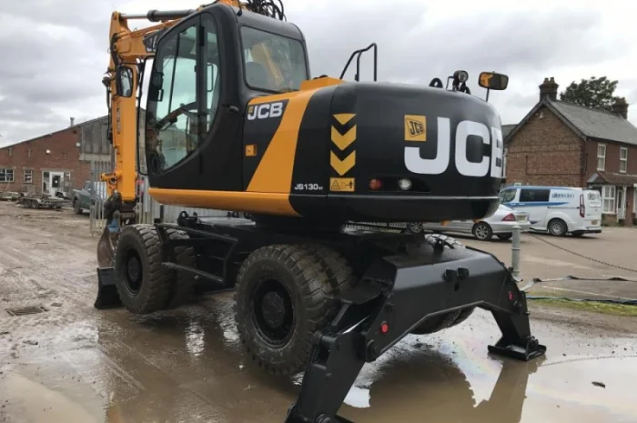 Колесный экскаватор JCB JS130W. Спецтехника б/у- фото № 2