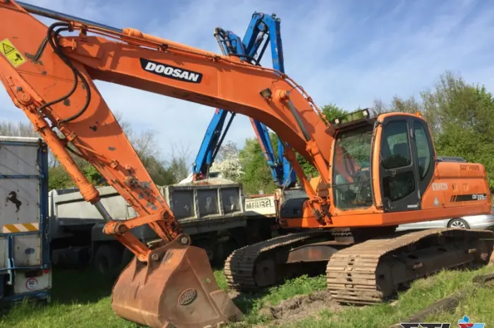 Гусеничный экскаватор Doosan DX 225 LC 2008 г- фото № 11