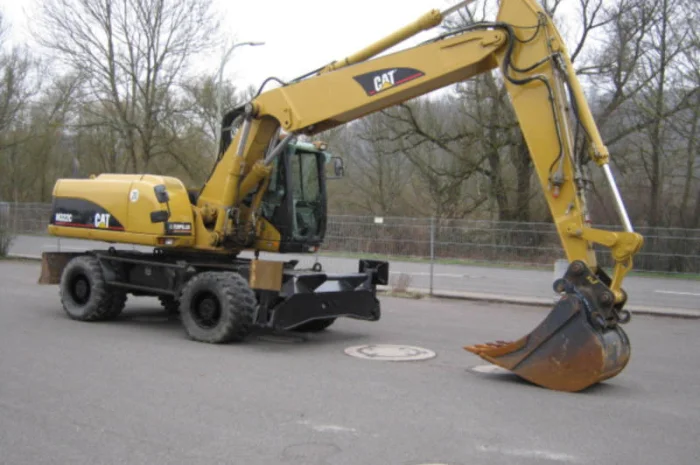 Колесный экскаватор Caterpillar M322С- фото № 1