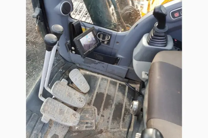 Гусеничный экскаватор JCB JS240LC- фото № 2