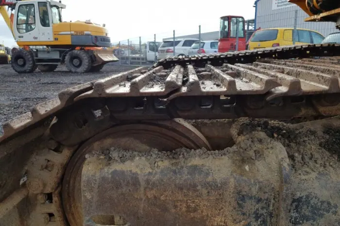 Гусеничный экскаватор JCB JS240LC- фото № 8