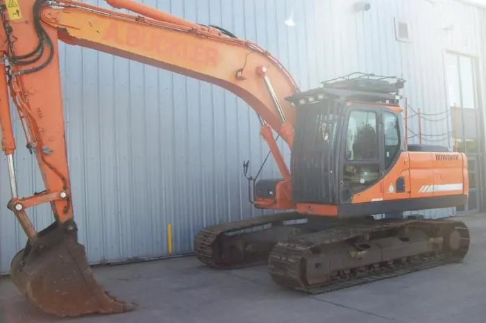 Гусеничный экскаватор DOOSAN DX225LC 2011 года- фото № 1