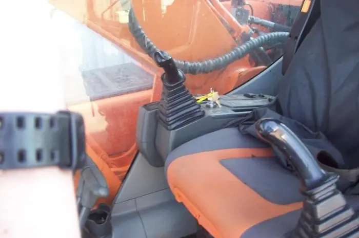 Гусеничный экскаватор DOOSAN DX225LC 2011 года- фото № 6