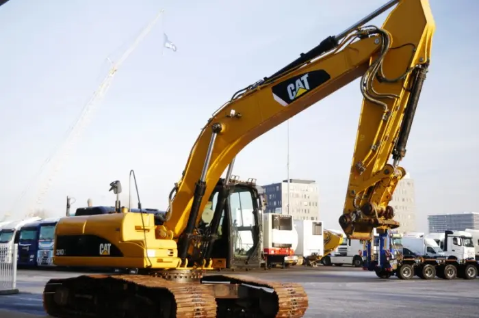 Гусеничный экскаватор CAT 324 DL 2011 года- фото № 1