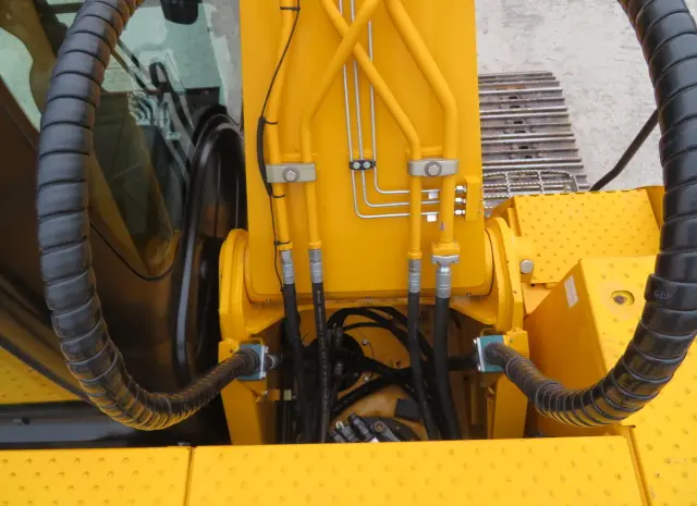 Гусеничный экскаватор JCB JS 200 SC- фото № 12