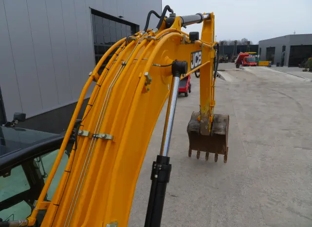 Гусеничный экскаватор JCB JS 200 SC- фото № 2