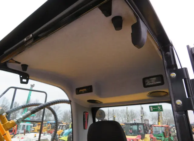 Гусеничный экскаватор JCB JS 200 SC- фото № 6