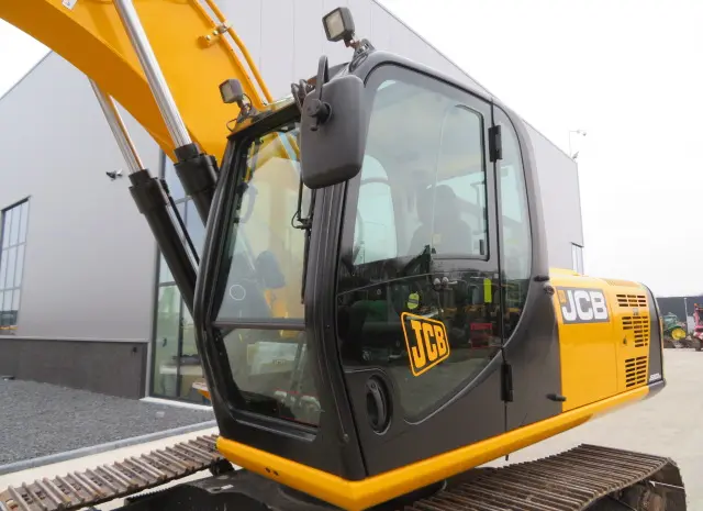 Гусеничный экскаватор JCB JS 200 SC- фото № 18