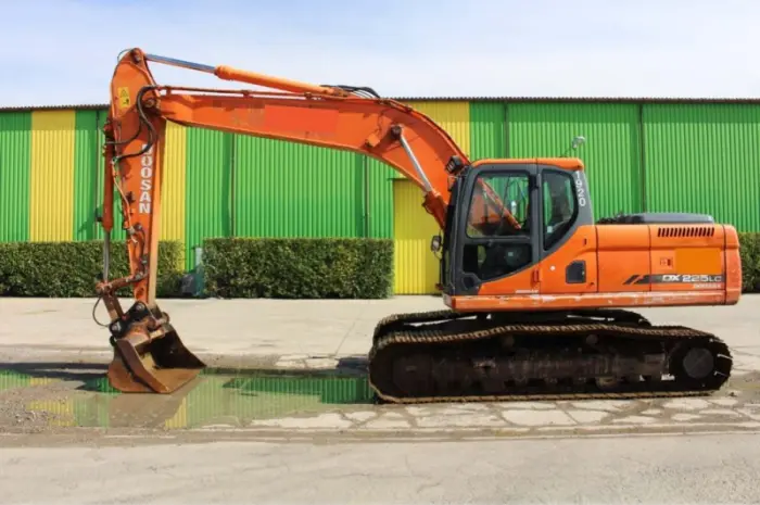 Гусеничный экскаватор Doosan DX 225 LC. Гусеничный экскаватор Doosan- фото № 1