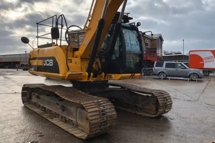 Гусеничный экскаватор JCB JS 220 LC. Гусеничный экскаватор- фото № 1