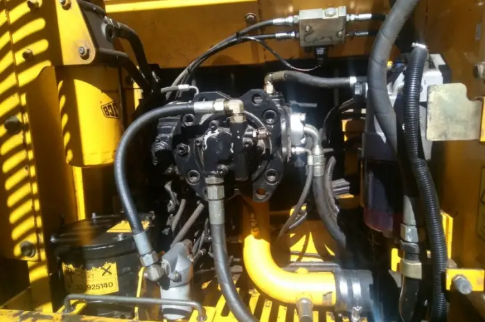 Гусеничный экскаватор JCB JS 220 LC. Гусеничный экскаватор- фото № 2
