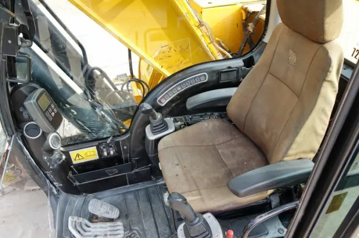 Гусеничный экскаватор JCB JS260 LC- фото № 3