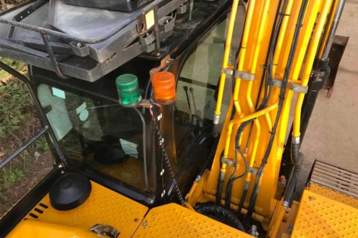 Гусеничный экскаватор JCB JS 145 LC. Экскаватор б/у. Первый владелец- фото № 14