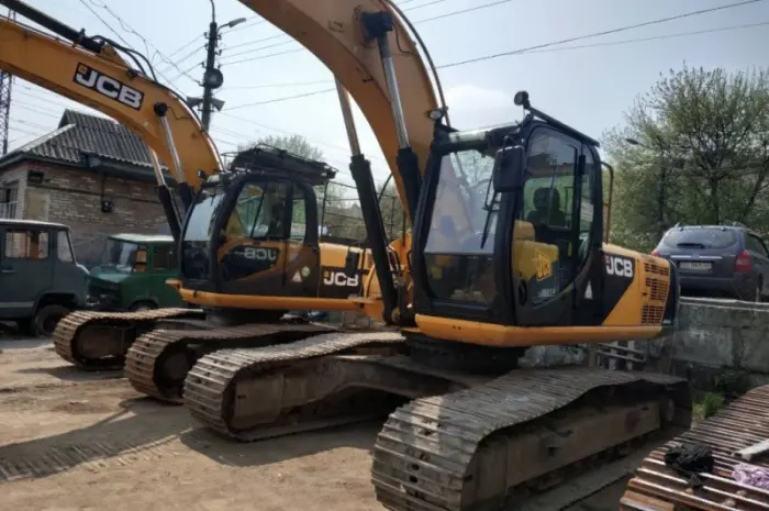 Гусеничный экскаватор JCB JS220LC 2011 года в Наличии- фото № 1