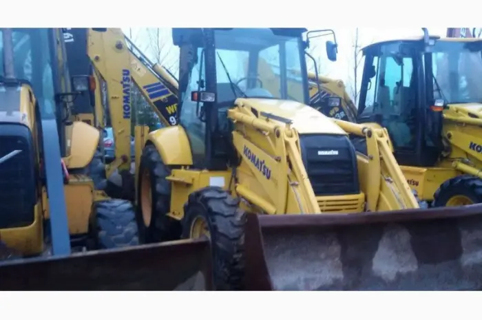 Экскаватор-погрузчик KOMATSU WB 93R 2006 года- фото № 1