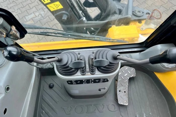 Екскаватор - навантажувач Volvo BL 71 - 2004 рік- фото № 12