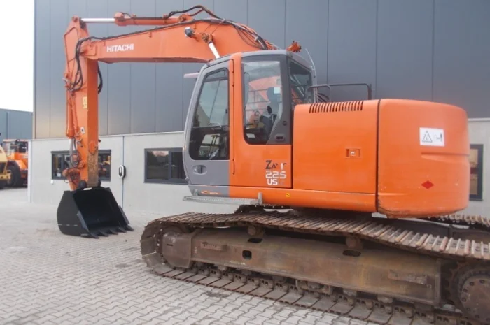 Hitachi ZX225USlc экскаватор на гусеничном- фото № 2